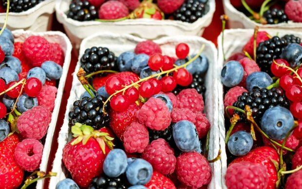 Доведеться розщедритися не лише на черешню по 1200 грн: скільки коштують популярні ягоди у супермаркетах