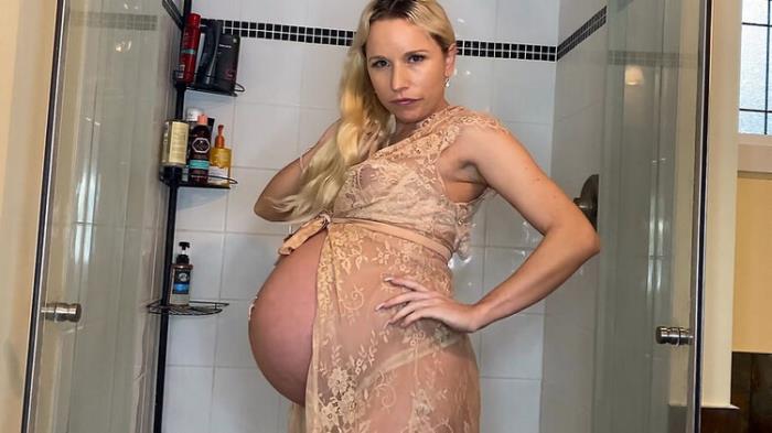 Grace Squirts - 40 Weeks Pregnant Belly Worship In Shower JOI