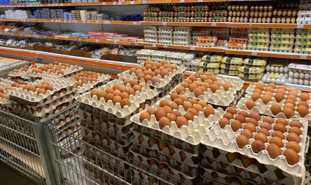 Багатостраждальні яйця знову дорожчають: українські супермаркети поділилися цінами й на молоко з хлібом