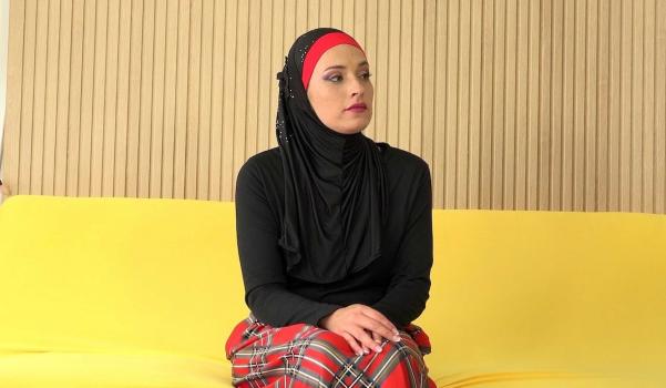Hot babe in hijab doesn't wear panties - E257 - Ammy Redhead (Sex Mex, Son's Friend) [2023 | UltraHD/2K]