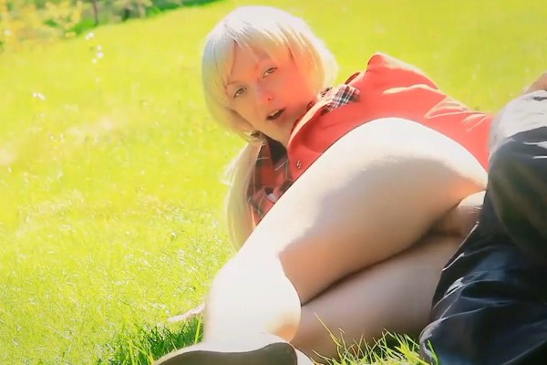 Блондинка в красном дала на зелёной лужайке