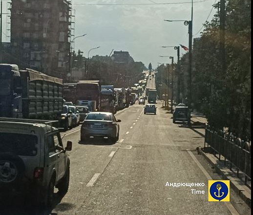 Задавленные украинским семенем: в Мариуполе заприметили пробку из грузовиков, следующих в российский порт