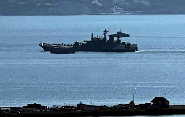 Появились новые фото подбитого российского корабля