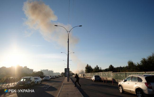 В одном из районов Киева раздаются взрывы, виднеется дым