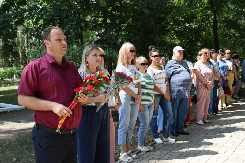 Возложение цветов к Памятному знаку погибшим шахтерам