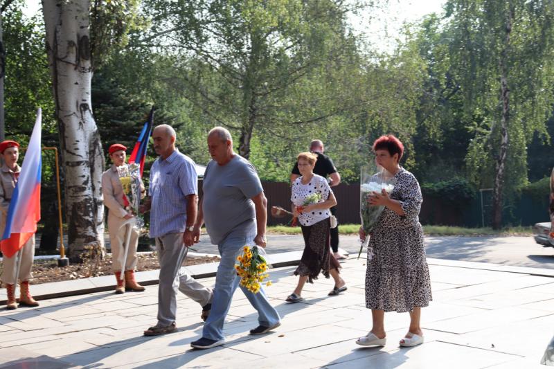 Торжественная церемония возложения цветов к Вечному Огню у Памятника павших героев