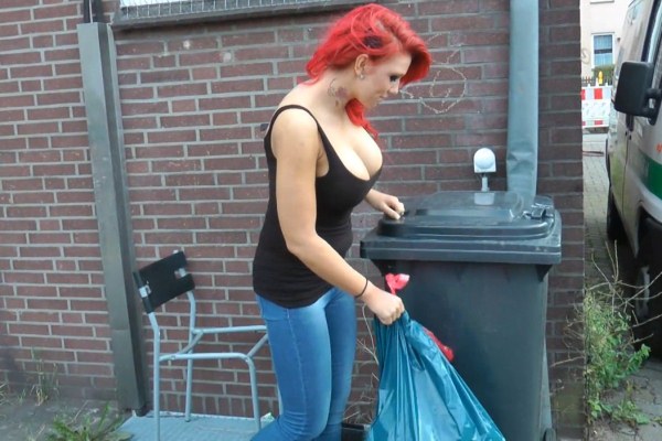 Знакомство и секс возле мусорного бака