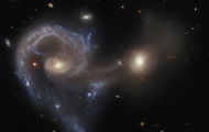 Телескоп Hubble показал галактики, приближающиеся к своему столкновению