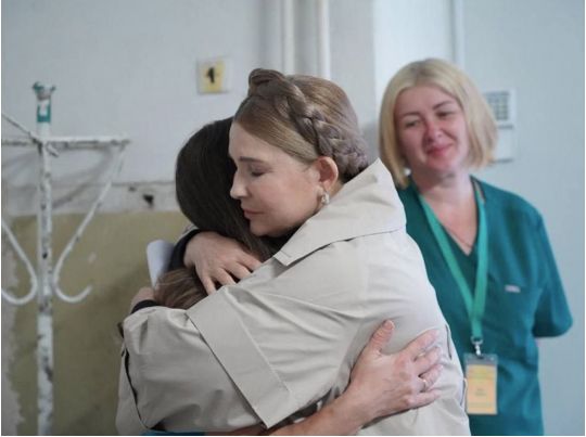 Юлія Тимошенко вчергове побувала у прифронтових містах Донбасу: що привезла лікарням для зимування