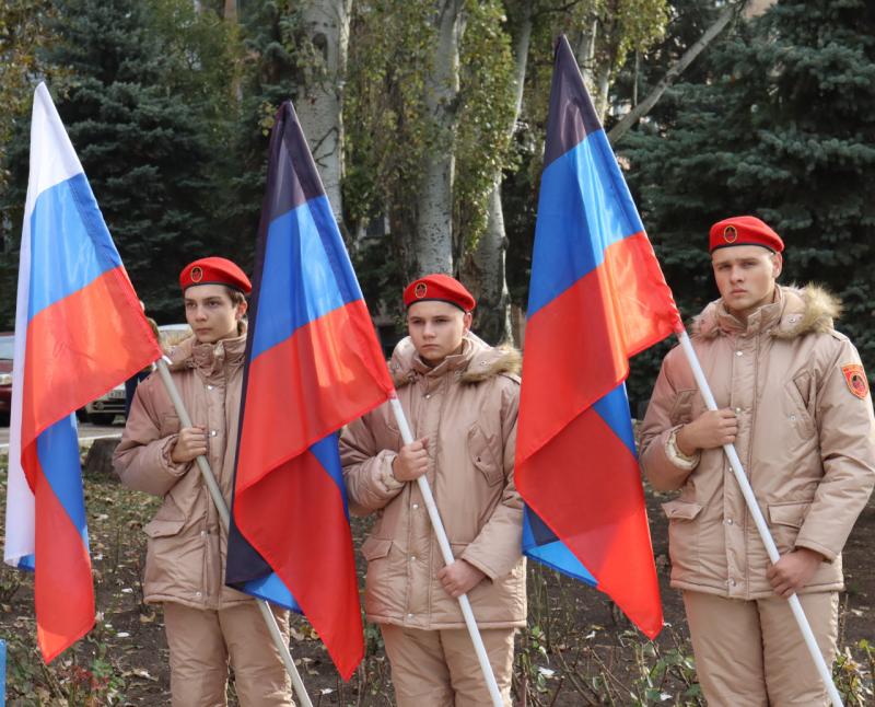 Торжественная церемония поднятия Государственного флага Донецкой Народной Республики