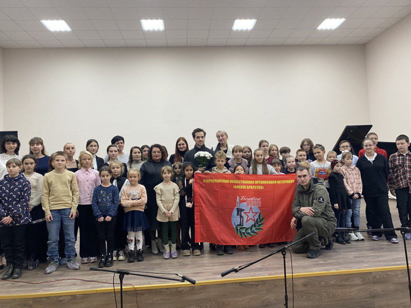 Выступление пианиста в городе Торезе