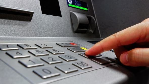 Не застрахований ні Приват, ні Моно: українців попередили про крадіжку карток банкоматом
