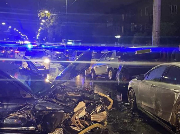 В Киеве водитель закончил ДТП с 5 автомобилями и взялся со всеми драться