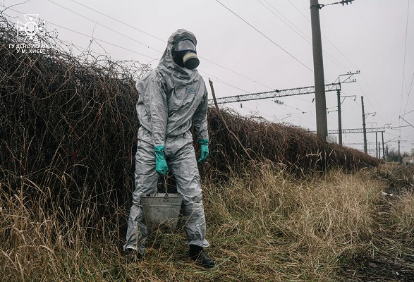 20 кг ртути под разинутым небом: в Киеве вблизи железнодорожных путей нашли пустотел ведра токсичного металла