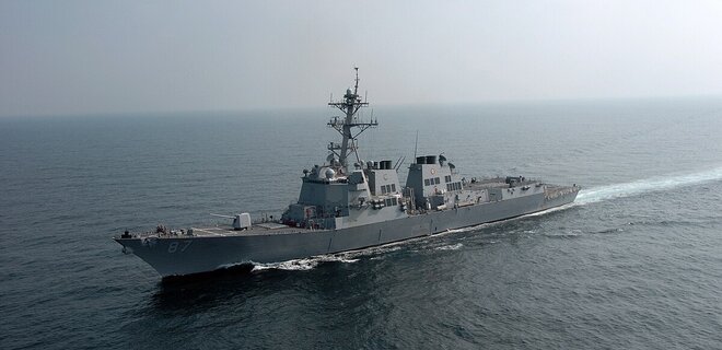 По эсминцу ВМС США выпустили ракеты. Он отколол у йеменских пиратов танкер Central Park