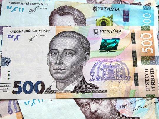 Частина українців отримаює від Швейцарії по 10 800 гривень: кого це стосується і як оформити матдопомогу