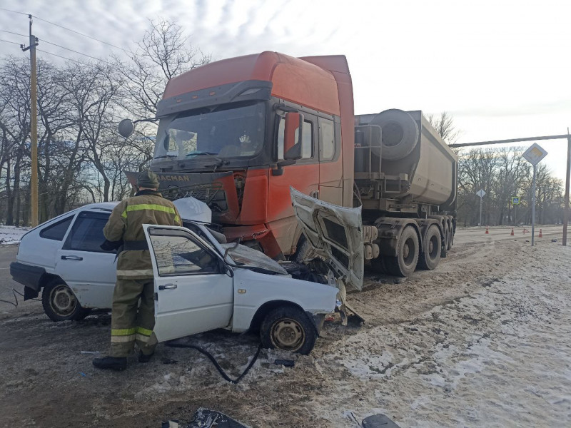 Выезд на полосу встречного движения стал причиной ДТП с пострадавшими